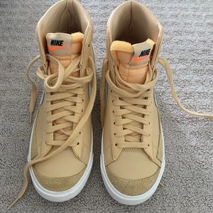 NEVER WORN-Nike high top sneakers in orange